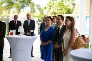 Honorair consuls bezoeken Gouverneur