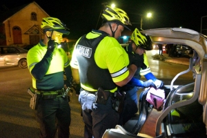 Politie pakt 7 illegalen op bij Palmita Rumshop