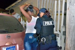Politie pakt 7 illegalen op bij Palmita Rumshop