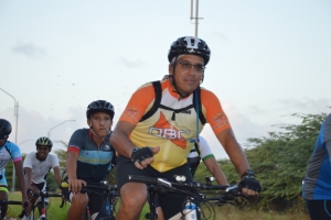 Ciclistanan preocupa a bin hunto cu mensahe pa seguridad den trafico