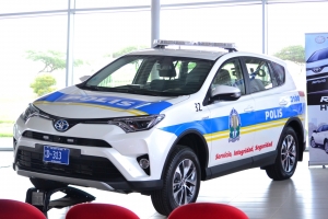 Politie krijgt 2 SUV RAV Hybrid ter beveiliging toeristen