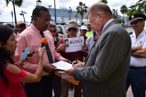 Elvis Weert cu protesta contra 'desigualdad' pa pago di number di auto