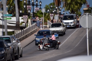 Elvis Weert cu protesta contra 'desigualdad' pa pago di number di auto