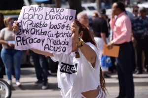 Elvis Weert cu protesta contra 'desigualdad' pa pago di number di auto