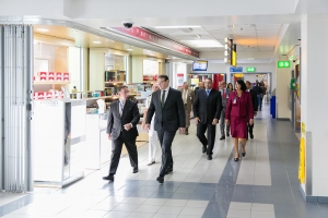 Prome bishita oficial di Gobernador Boekhoudt na Aeropuerto di Aruba