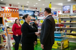 Prome bishita oficial di Gobernador Boekhoudt na Aeropuerto di Aruba