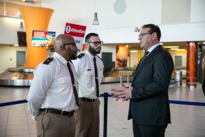 Prome bishita oficial di Gobernador Boekhoudt na Aeropuerto di Aruba