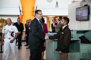 Prome bishita oficial di Gobernador Boekhoudt na Aeropuerto di Aruba