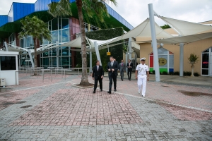 Prome bishita oficial di Gobernador Boekhoudt na Aeropuerto di Aruba