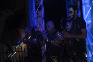 A rindi tributo na Nando Browne durante Jouvert Morning  