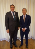 Gouverneur Boekhoudt vergadert minister Ronald Plasterk