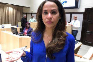 Parlamentaria Mc William a entrega keho y Parlamentaria Constancia ta deteni
