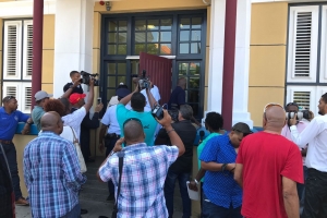 Parlamentaria Mc William a entrega keho y Parlamentaria Constancia ta deteni