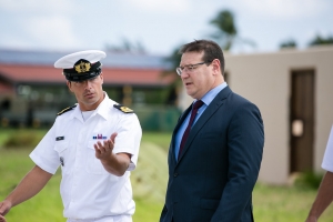 Gobernador Boekhoudt a bishita Marinierskazerne