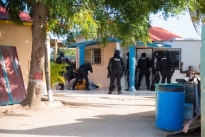A topa arma di candela, droga y joyas durante detencion