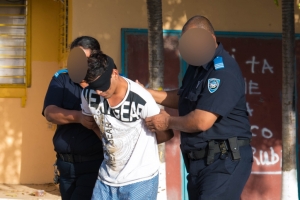 A topa arma di candela, droga y joyas durante detencion