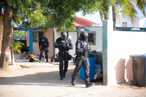 A topa arma di candela, droga y joyas durante detencion