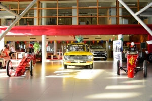 Garage Cordia y Toyota na caminda pa Dia di Himno y Bandera