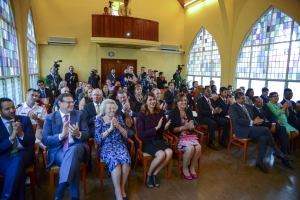 Princesa Beatrix na debate hubenil na Universidad di Aruba