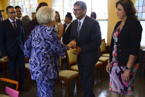 Princesa Beatrix na debate hubenil na Universidad di Aruba