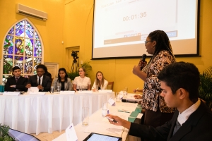 Princesa Beatrix na debate hubenil na Universidad di Aruba