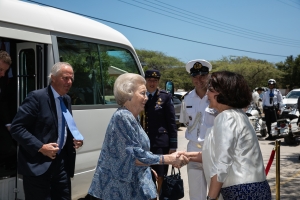 Gobernador Interino a ofrece lunch na su Altesa Real  Princes Beatrix