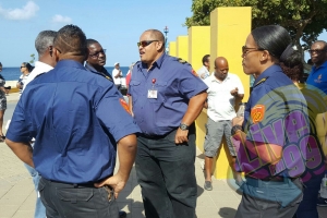 Bonaire protestando contra reduccion di pensioen