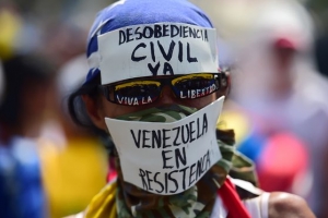 Dos morto y decenas di heridos den manifestacionnan na Venezuela