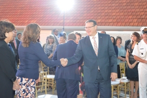 Gobernador a condecora 13 ciudadano awe tardi