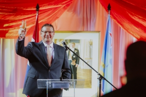Falta pa sirbi e interes di e prohimo por pone henter un nacion sufri