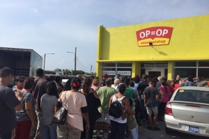 Rij nan largo di hende riba apertura di tienda ‘barata’ Op=op