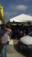 Rij nan largo di hende riba apertura di tienda ‘barata’ Op=op