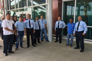 Personal di douane y imigracion a bay den accion na aeropuerto
