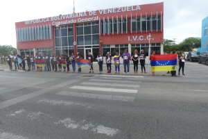 Grupo di Venezolano na Aruba protestando contra violencia na Venezuela