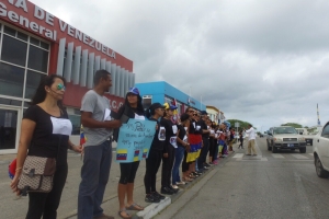 Grupo di Venezolano na Aruba protestando contra violencia na Venezuela