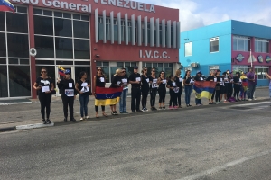 Grupo di Venezolano na Aruba protestando contra violencia na Venezuela