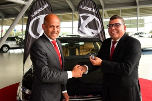 Gobernador di Aruba a ricibi su di 10 auto marca Lexus
