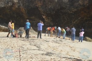 Geen beschermende kleding op Aruba voor opruimen ruwe olie