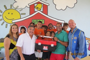 Kiwanis Palm Beach y Visser Group cu prome First Aid Kits pa scolnan piloto