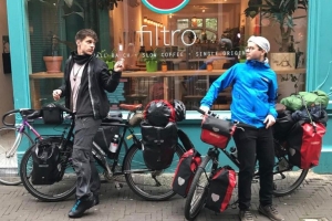 Dos ruman Arubiano di Hulanda pa Thailandia riba bicicleta