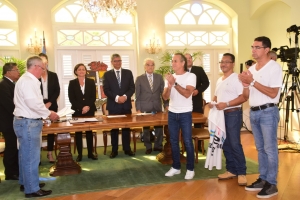 E prome bista fotografico di entrega di lista politico na stadhuis.