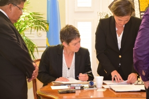 E prome bista fotografico di entrega di lista politico na stadhuis.