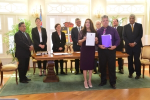 E prome bista fotografico di entrega di lista politico na stadhuis.