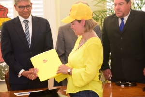 Entrega di Lista partido MEP den gran forma