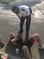 Otro ciclista alcansa pa auto riba caminda awe mainta
