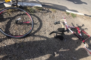 Otro ciclista alcansa pa auto riba caminda awe mainta