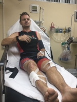 Otro ciclista alcansa pa auto riba caminda awe mainta