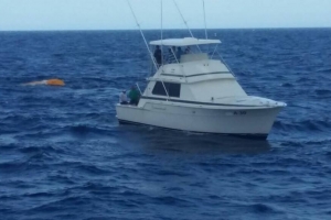 Wardacosta di Caribe a rescata tres piscado naufraga dilanti Aruba