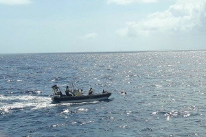 Wardacosta di Caribe a rescata tres piscado naufraga dilanti Aruba