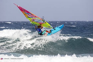 Competencia windsurf na Islas Canarias favorabel pa Sarah-Quita